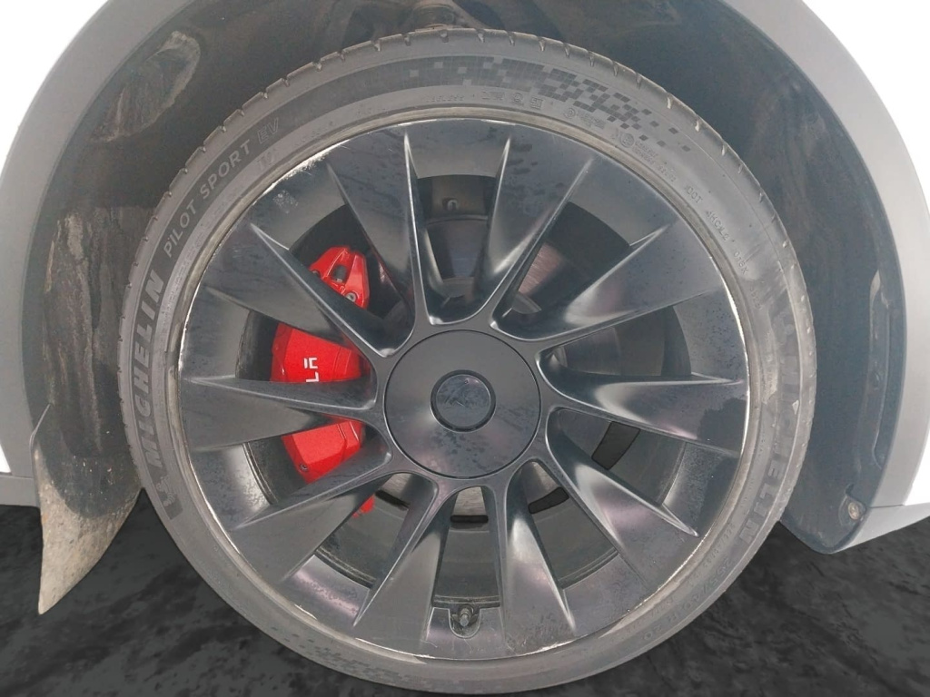 Tesla Model Y 4x4 2023 18