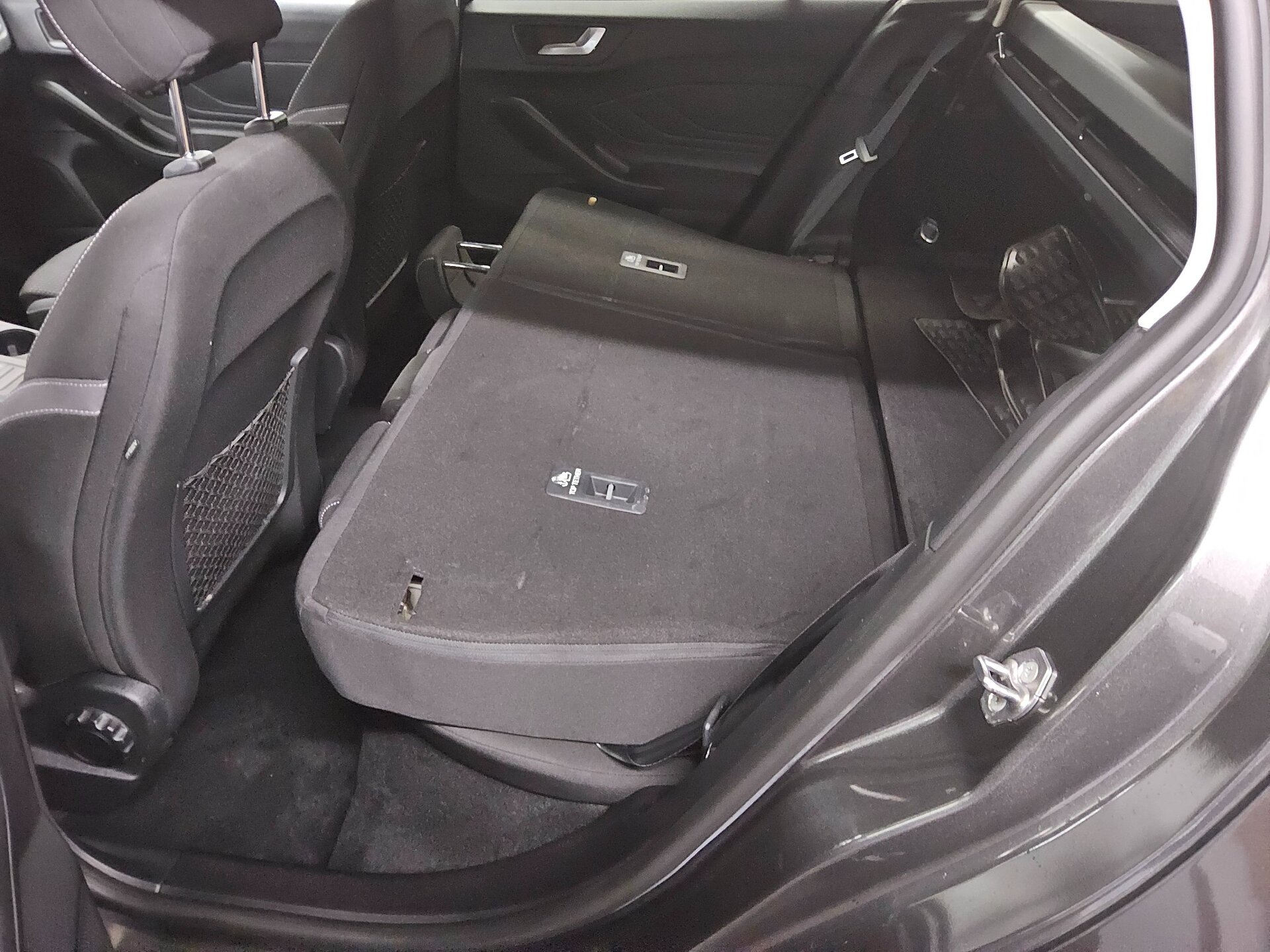 Ford Focus Turnier 1.5 EB Cool&Connect Navi LED AHK 12