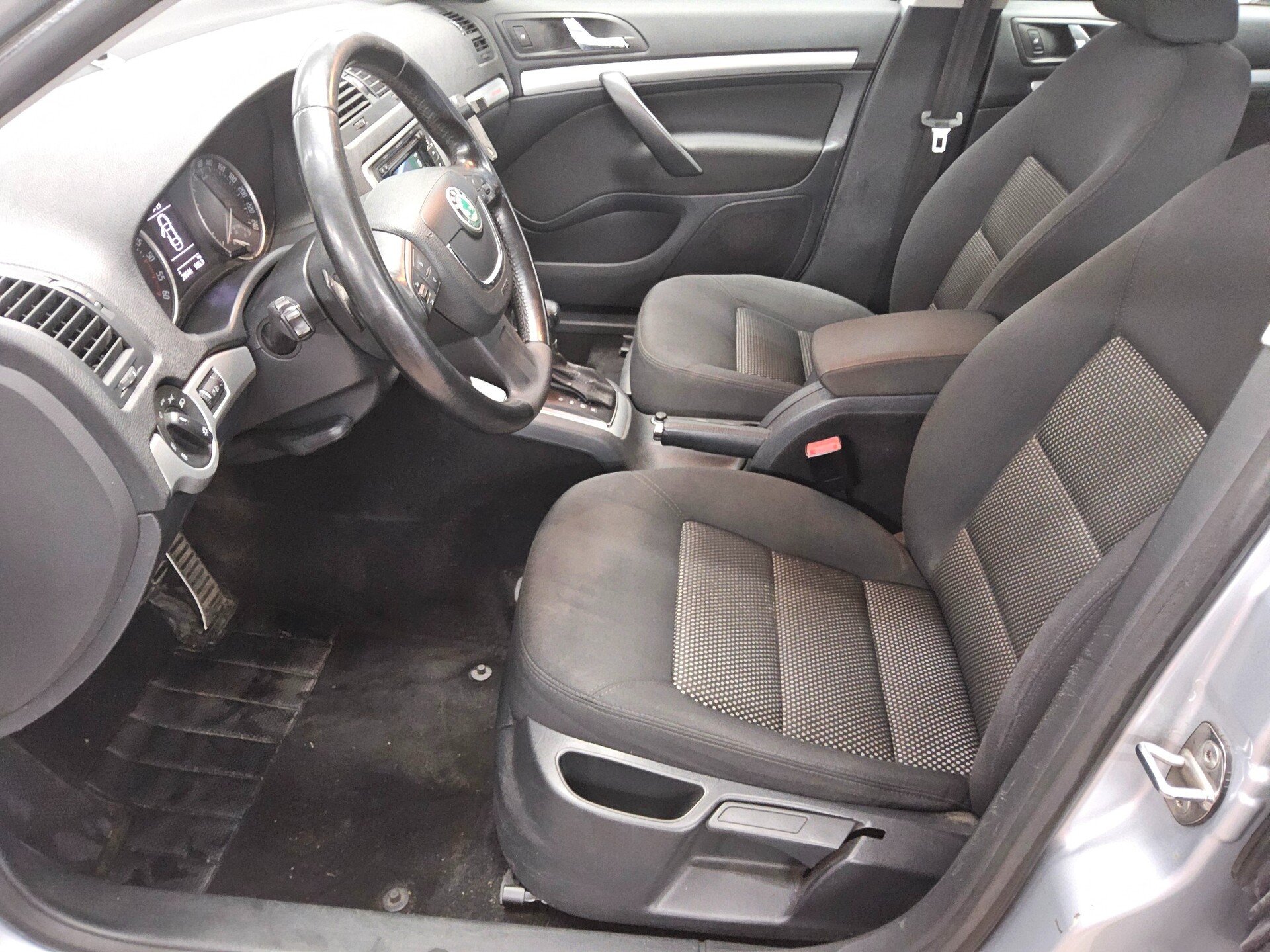 Skoda Octavia Kombi 2.0 TDI 4x4 Scout Nav AHK HU 02/07 8