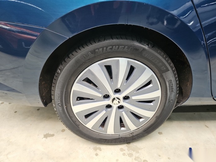 Skoda Superb NAVI LED AID SHZ PANO 12