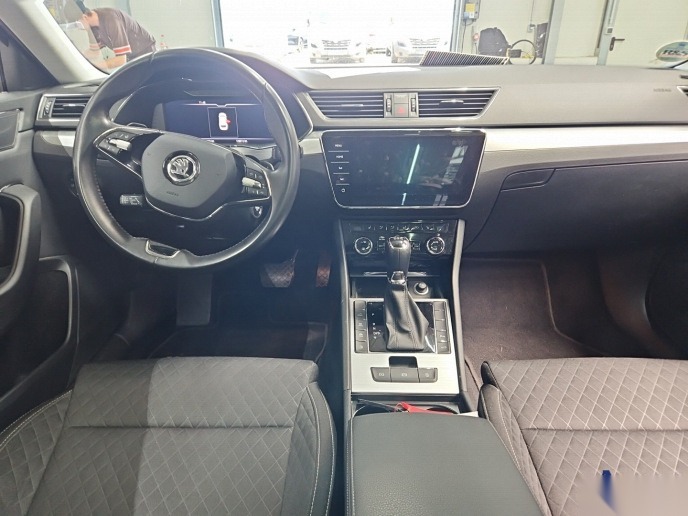 Skoda Superb NAVI LED AID SHZ PANO 5