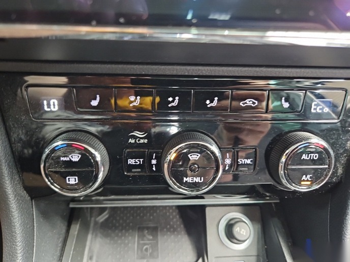 Skoda Superb NAVI LED AID SHZ PANO 9