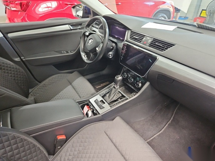 Skoda Superb NAVI LED AID SHZ PANO 6