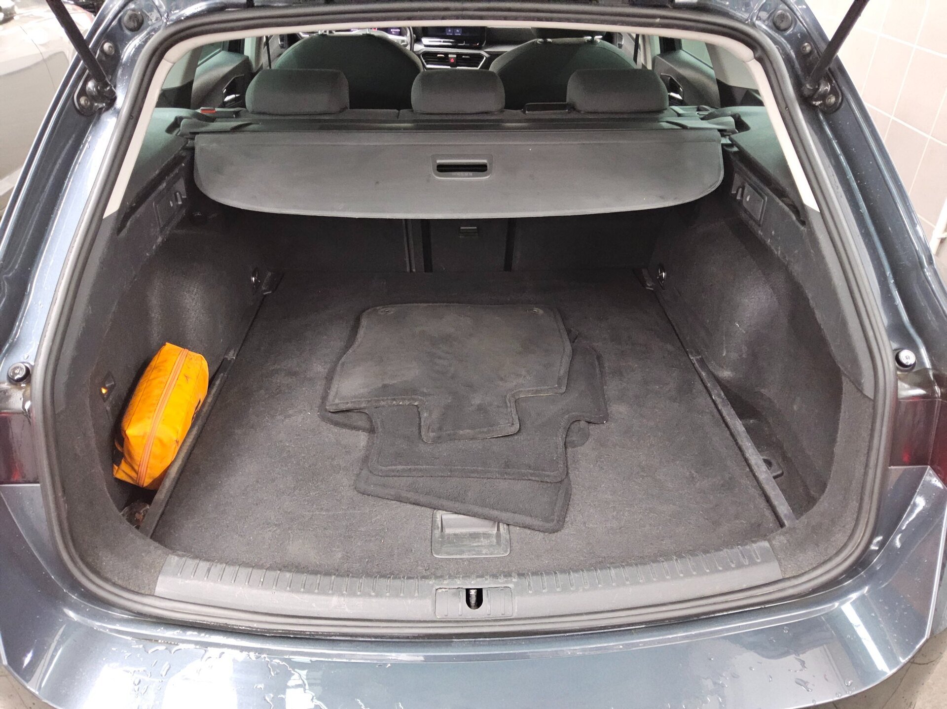 Seat Leon Sportstourer 2.0 TDI Style Navi LED AID Shz Beats  AHK PDC 12
