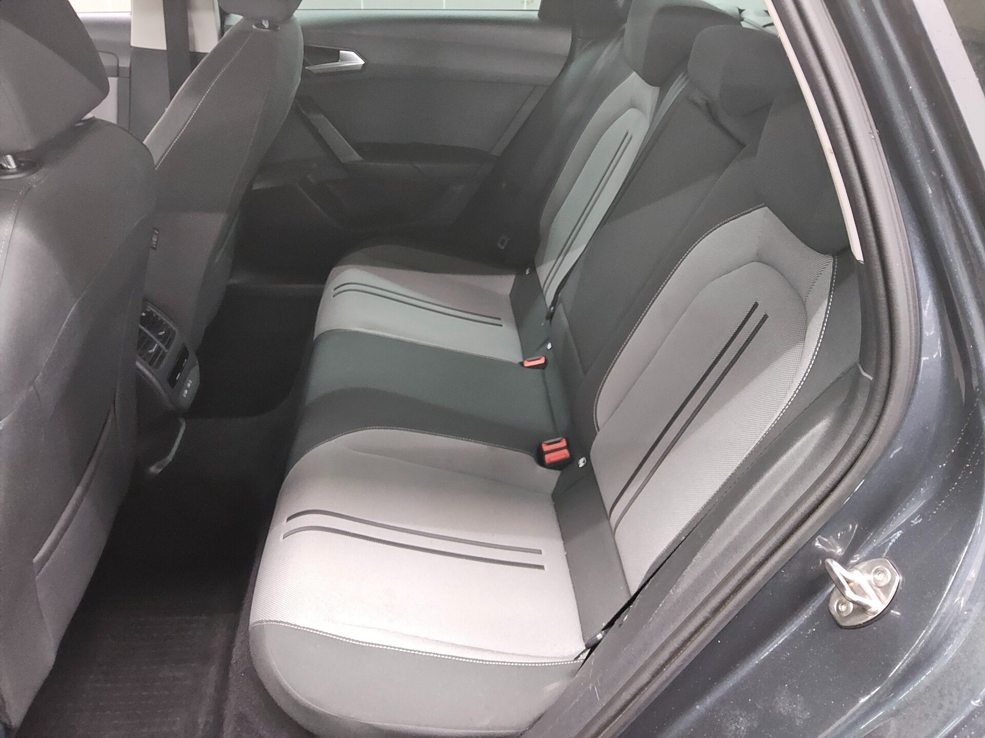 Seat Leon Sportstourer 2.0 TDI Style Navi LED AID Shz Beats  AHK PDC 13