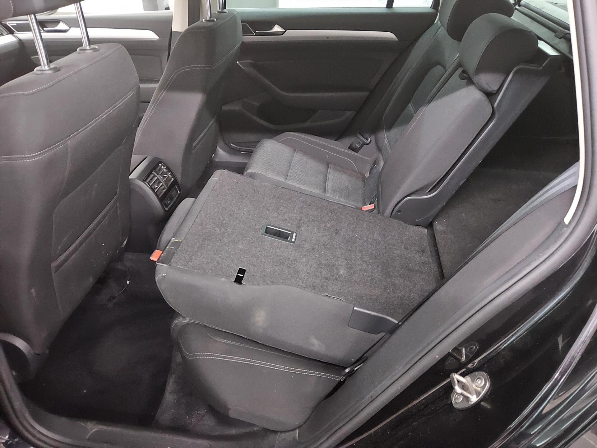 Volkswagen Passat 2.0 TDI Comf. Navi LED PDC SHZ ACC 12