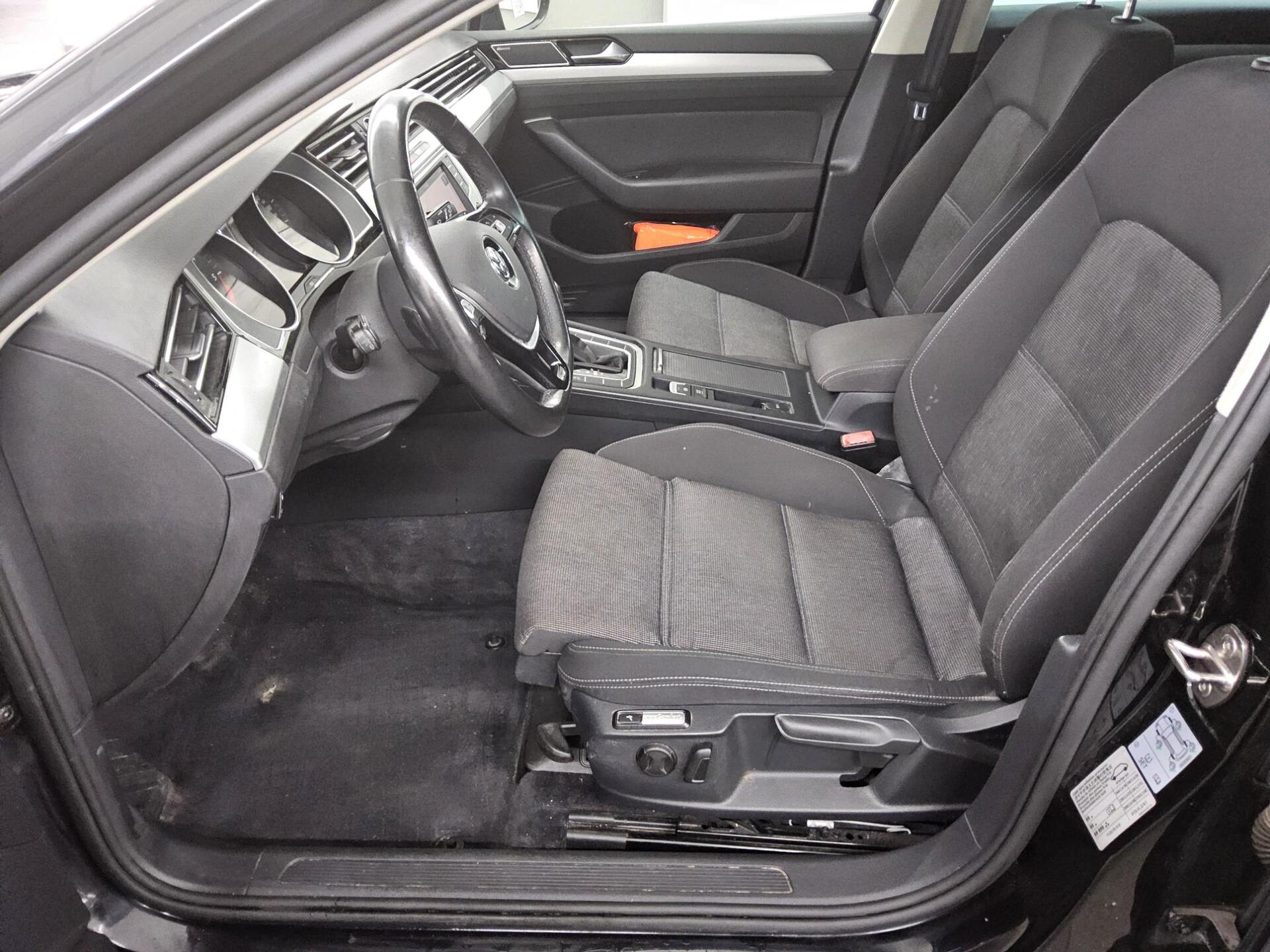Volkswagen Passat 2.0 TDI Comf. Navi LED PDC SHZ ACC 8