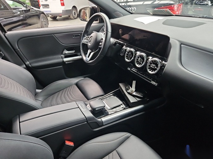 Mercedes-Benz EQA 300 Progressive NAVI LED SHZ PANO DC 6