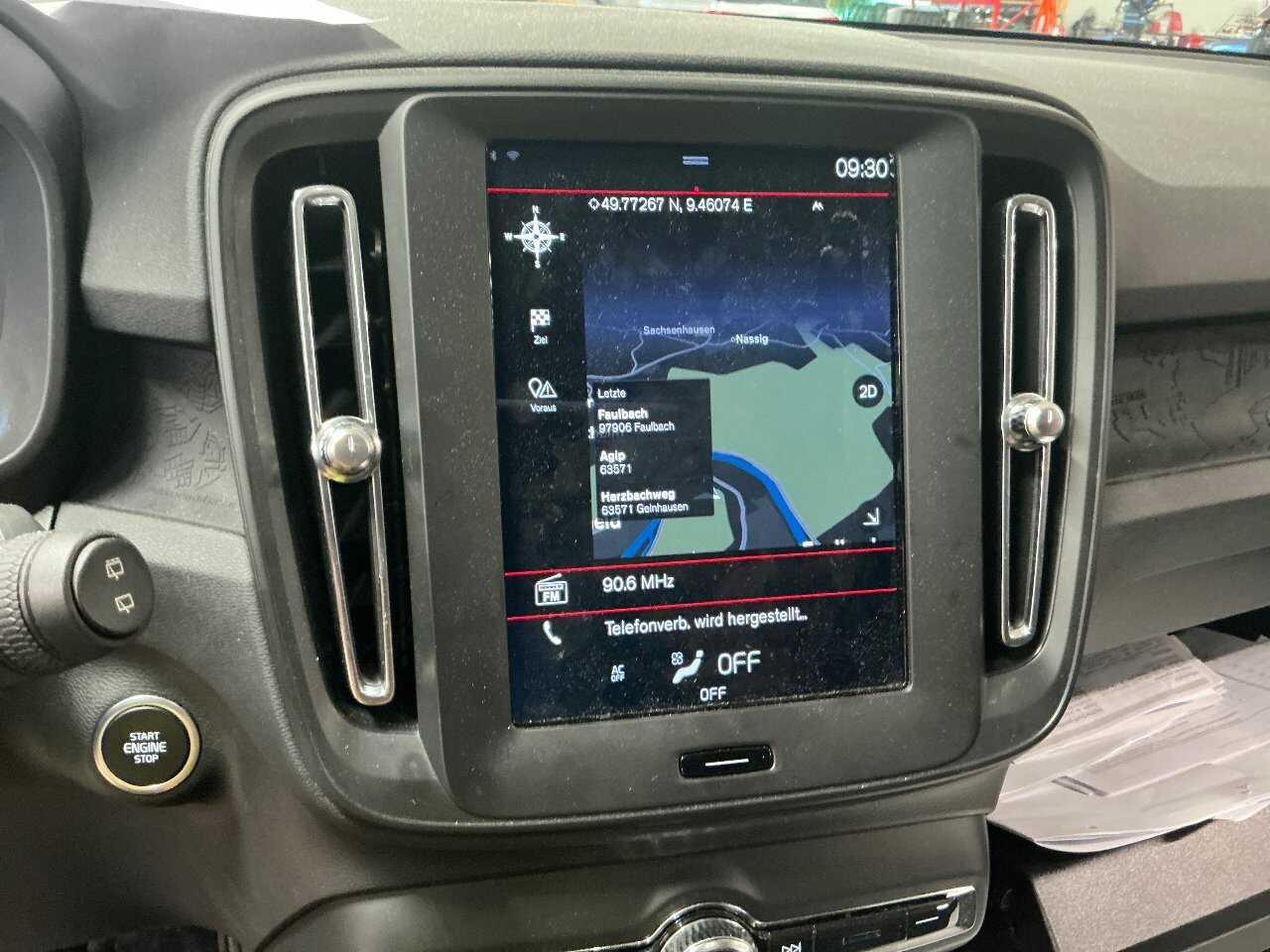 Volvo XC40 T2 Momentum NAVI LED el.Heck PDC 7