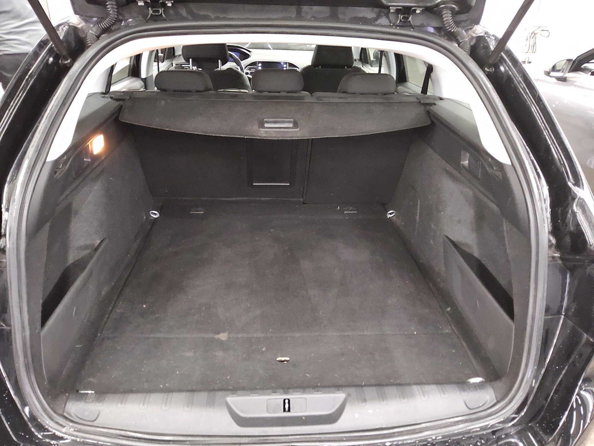 Peugeot 308 1.5 BlueHDI Allure AHK RfK Navi 12