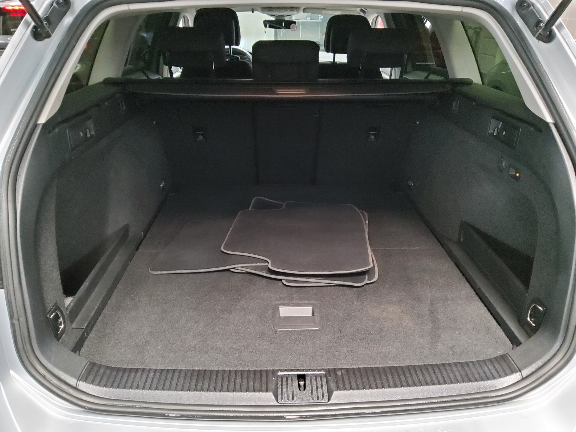 Volkswagen Passat Variant 2.0 TDI Business Navi LED Shz AHK PDC 11