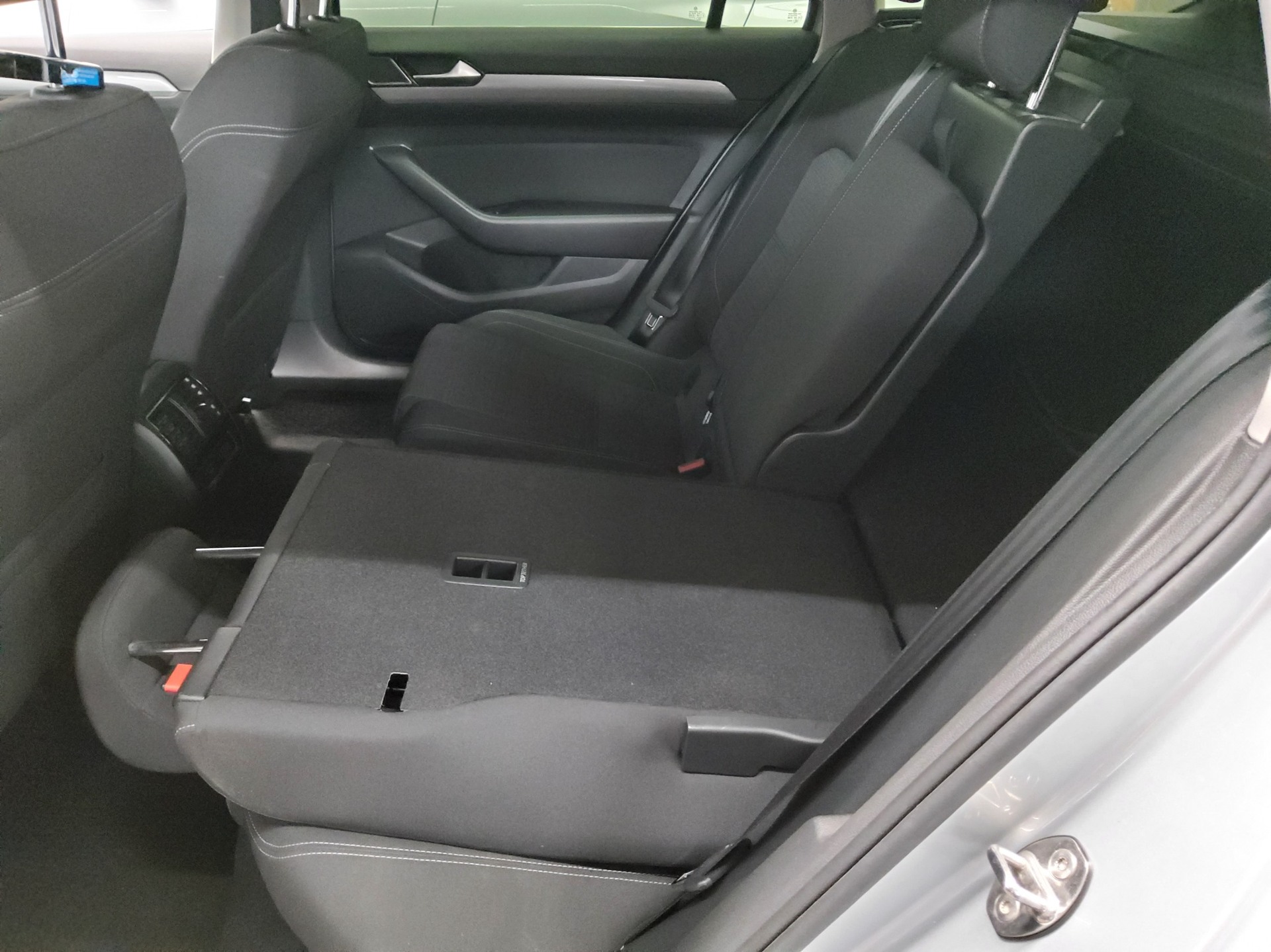 Volkswagen Passat Variant 2.0 TDI Business Navi LED Shz AHK PDC 12