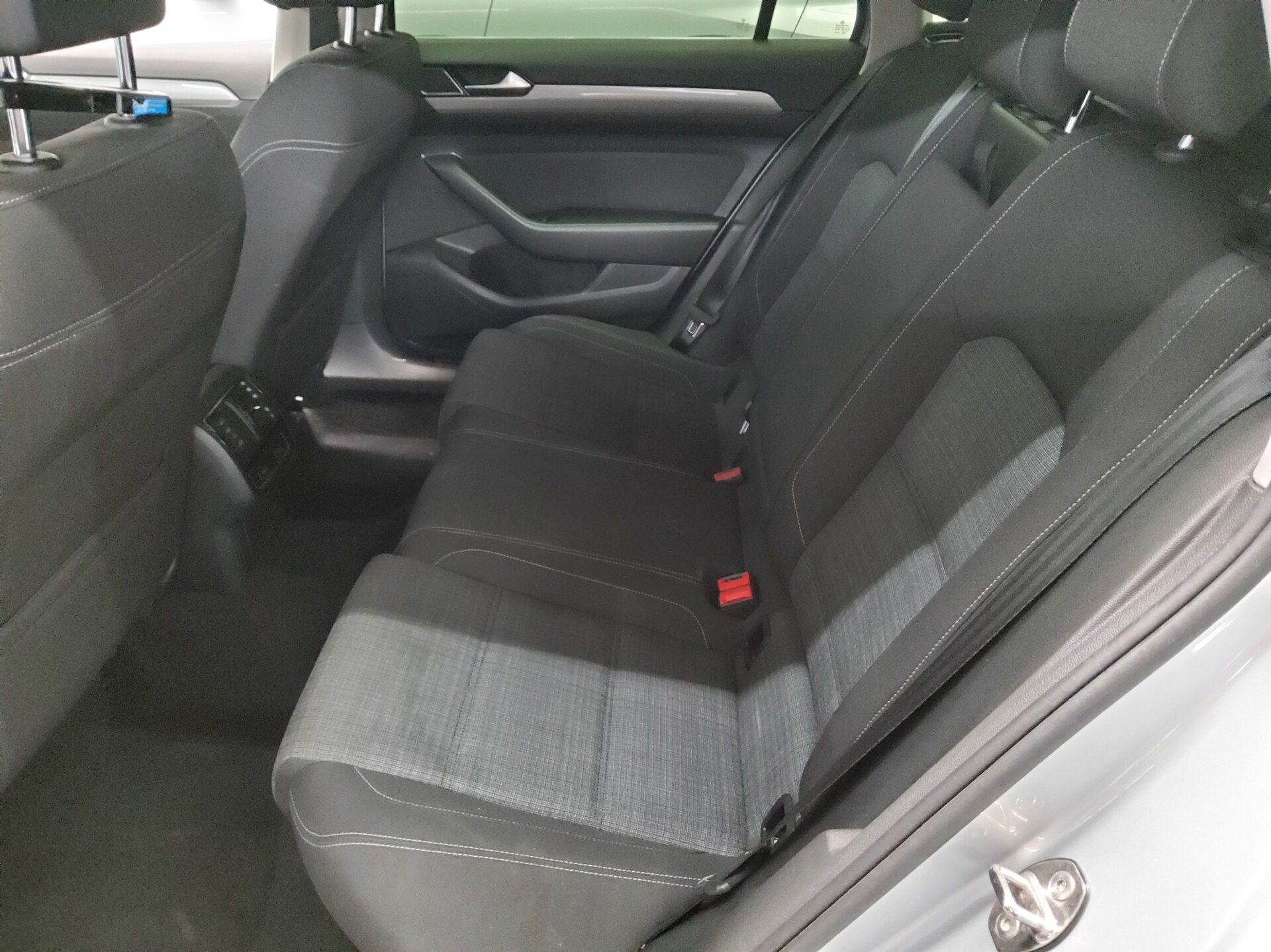Volkswagen Passat Variant 2.0 TDI Business Navi LED Shz AHK PDC 13