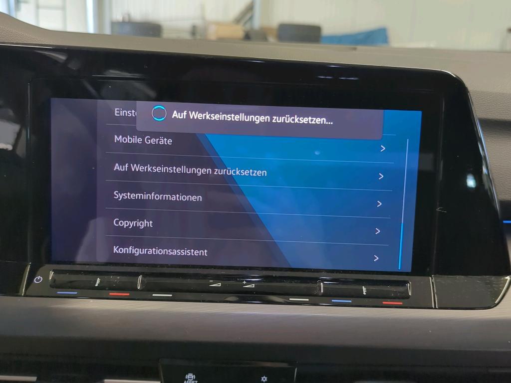 Volkswagen Golf-8 Var. 2.0 TDI Style Navi LED DC Memory 11