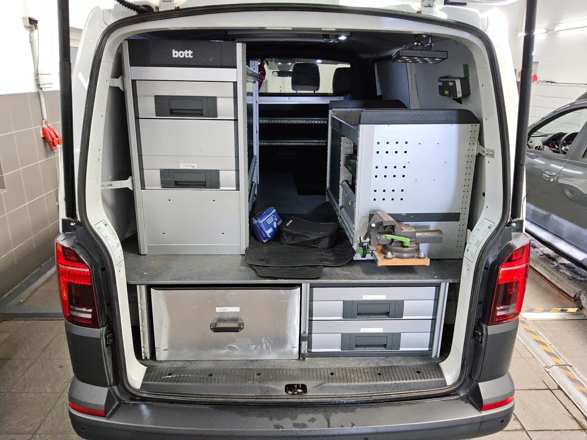 Volkswagen T6.1 2.0 TDI 4M 3-Sitze Navi LED Regale RfK ACC 11