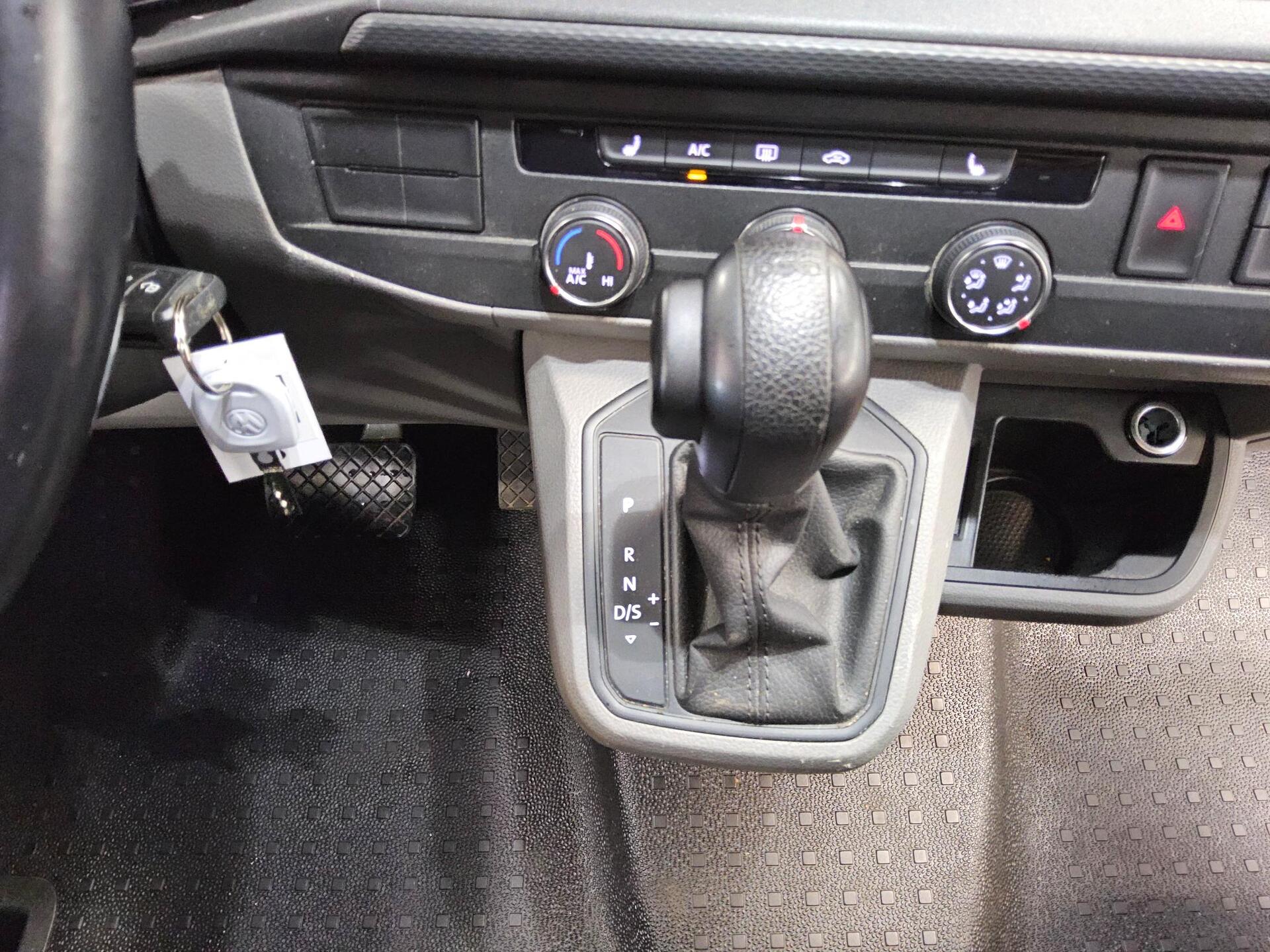 Volkswagen T6.1 2.0 TDI 4M 3-Sitze Navi LED Regale RfK ACC 6