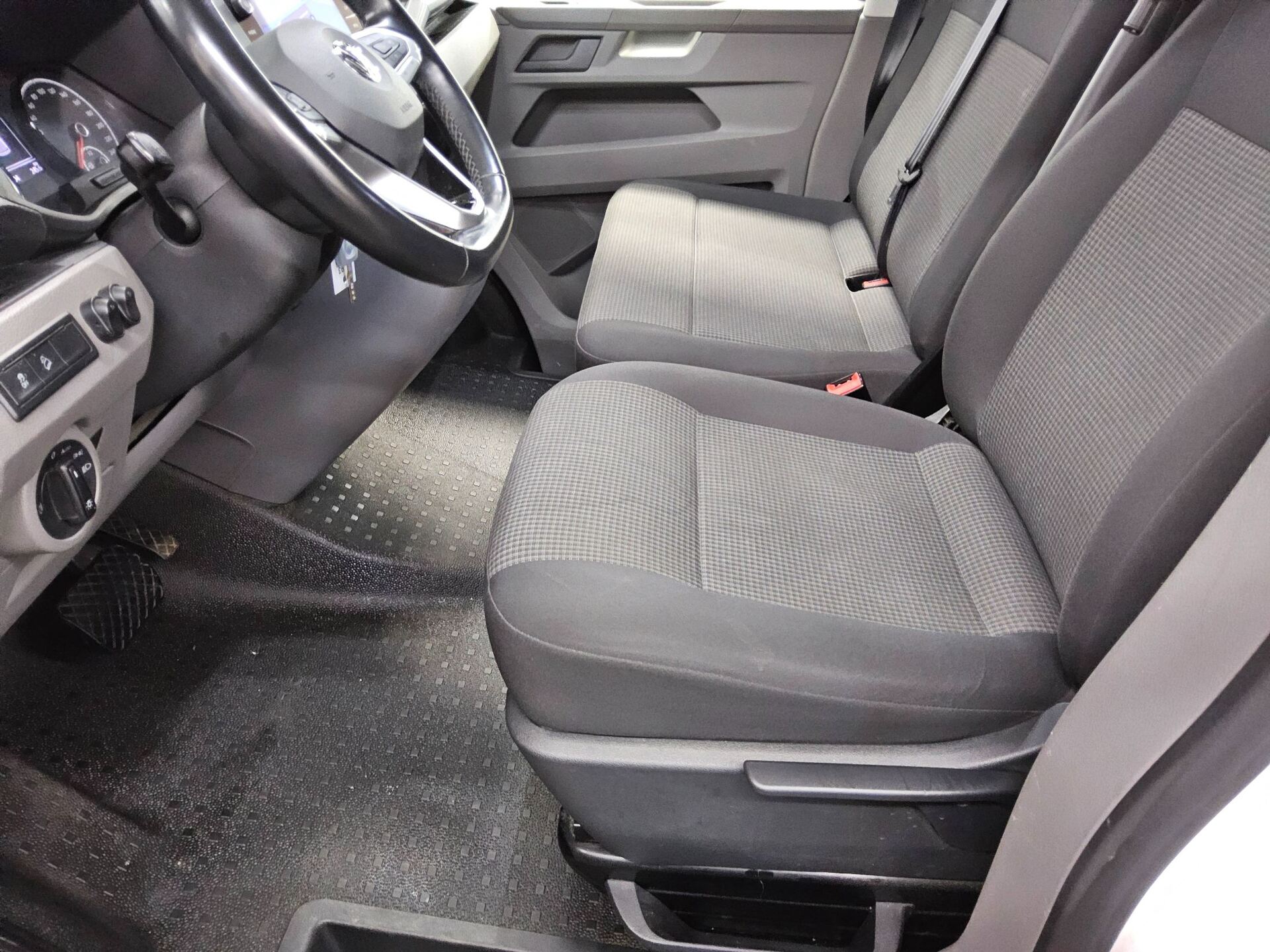 Volkswagen T6.1 2.0 TDI 4M 3-Sitze Navi LED Regale RfK ACC 7