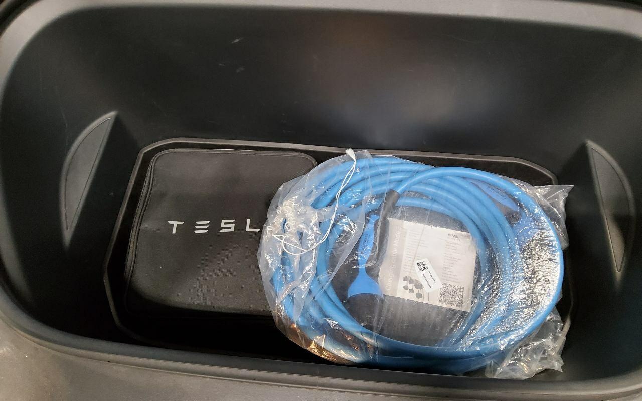 Tesla Model Y Navi LED Pano Leder AHK 6