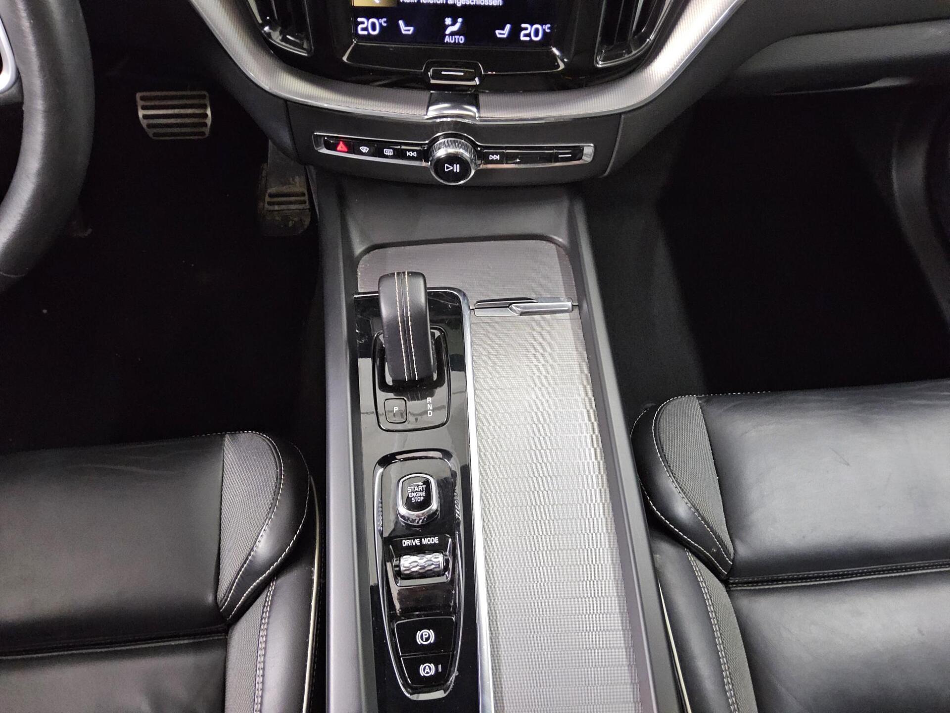 Volvo XC60 B5 D AWD R-Design Navi LED Pano HuD 360° 3