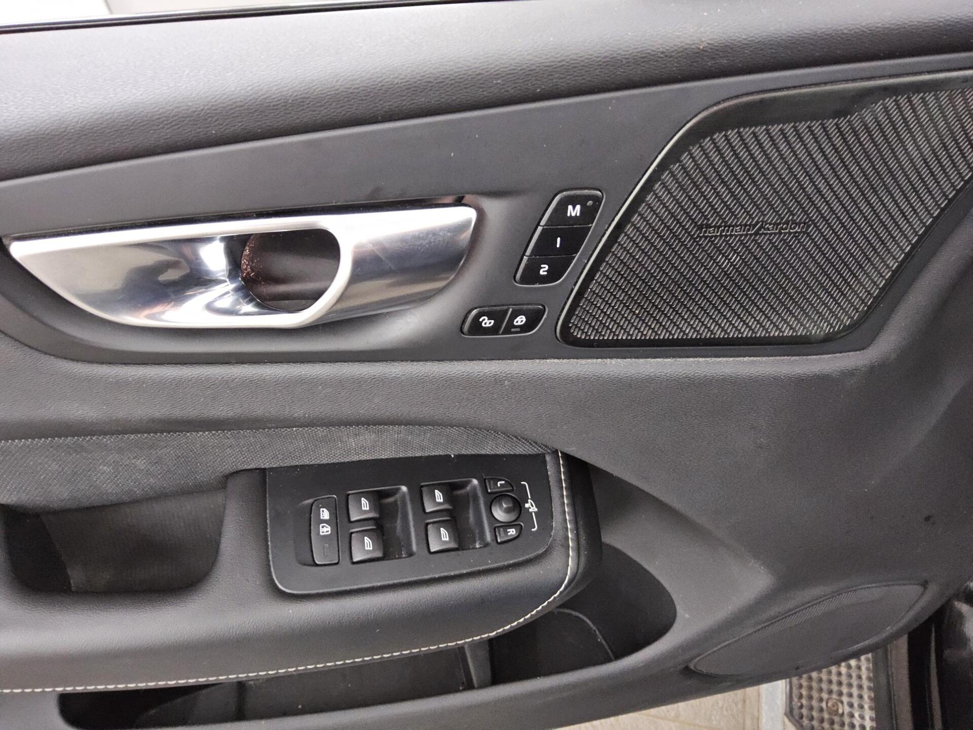 Volvo XC60 B5 D AWD R-Design Navi LED Pano HuD 360° 7