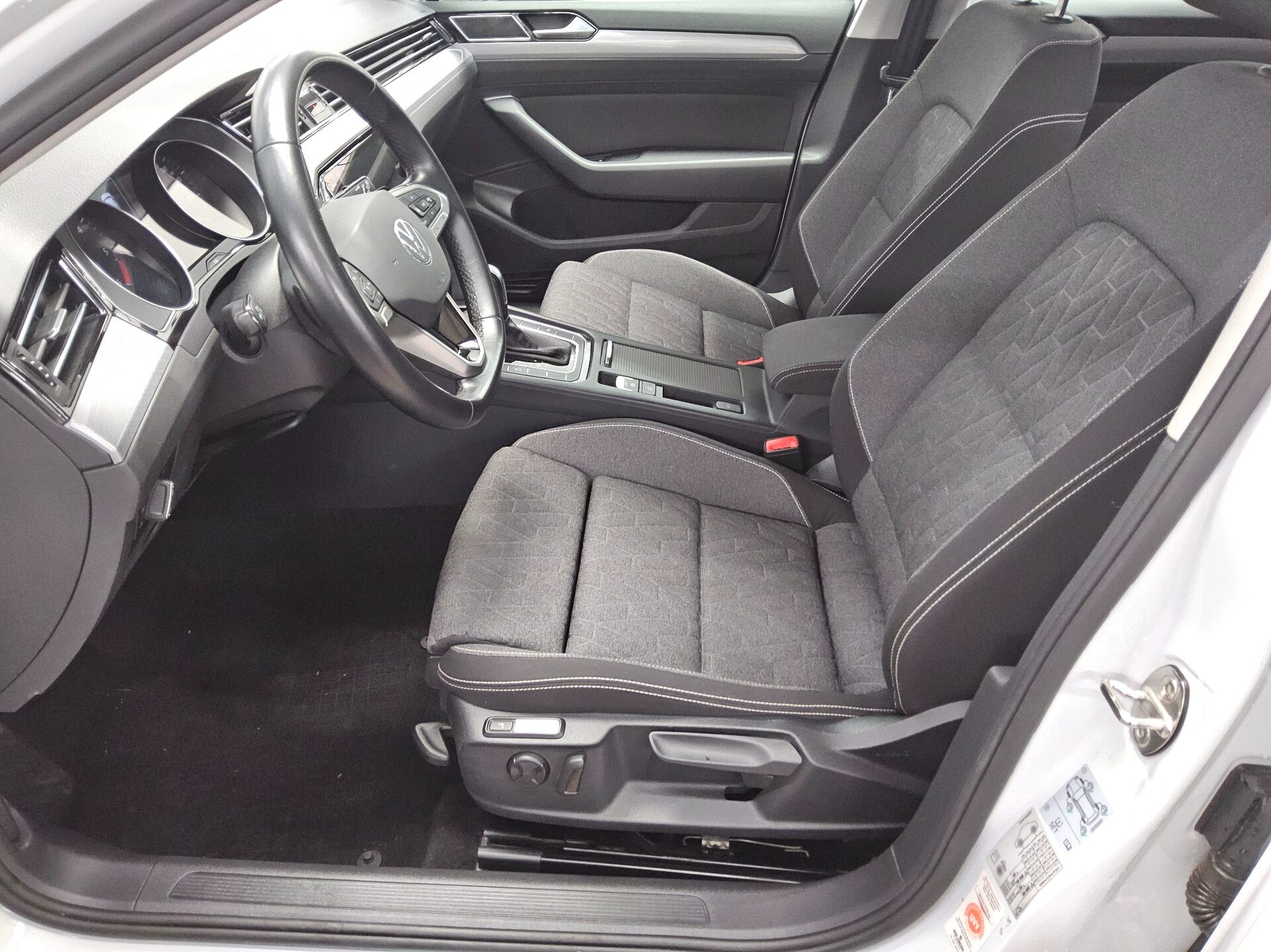 Volkswagen Passat Var. 2.0 TDI Business Navi LED RFK ACC 8