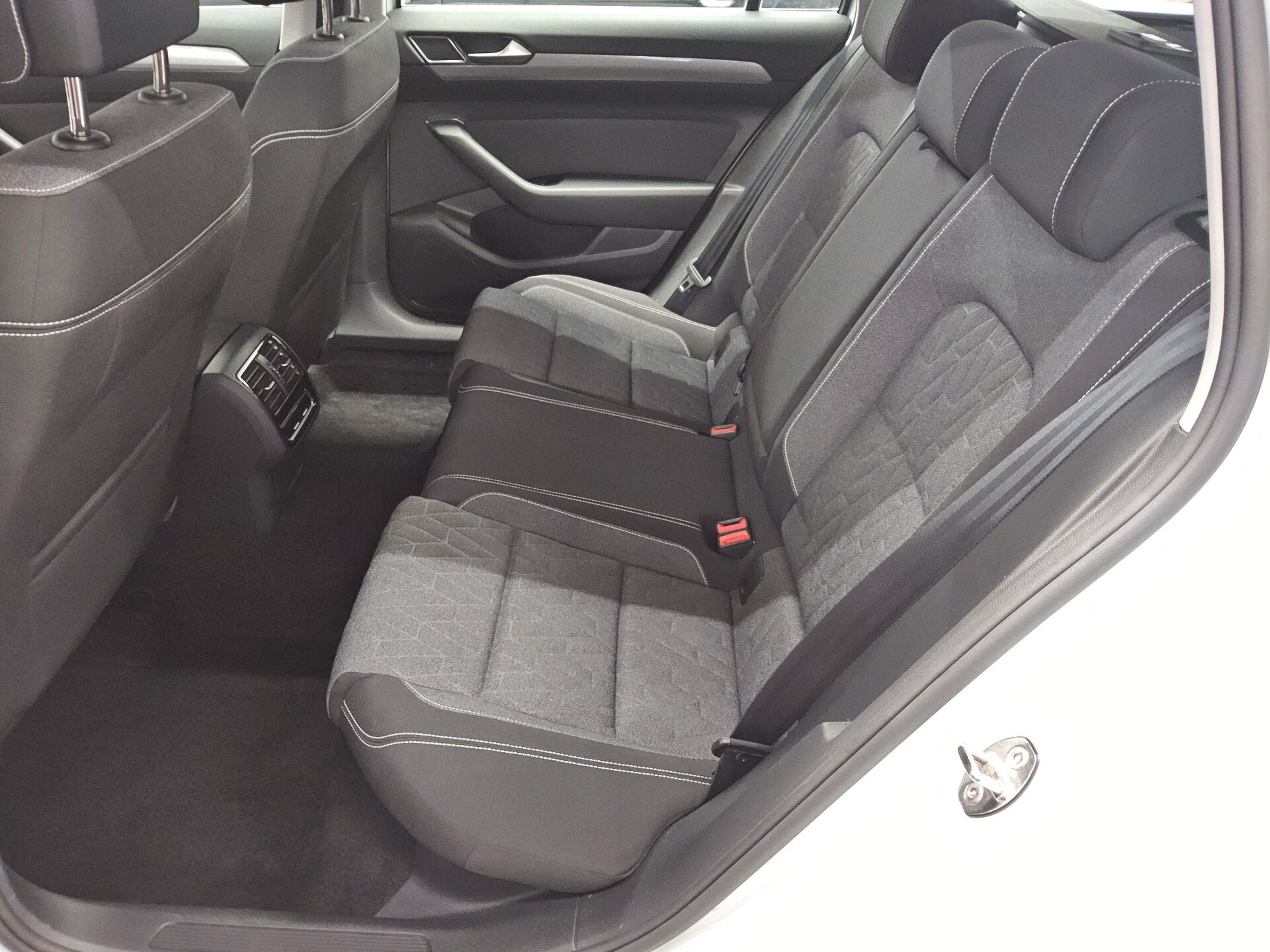 Volkswagen Passat Var. 2.0 TDI Business Navi LED RFK ACC 13