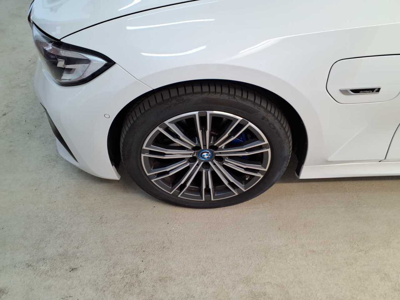 BMW 330e M-Sport T-LEDER NAVI LED LC PROF 12