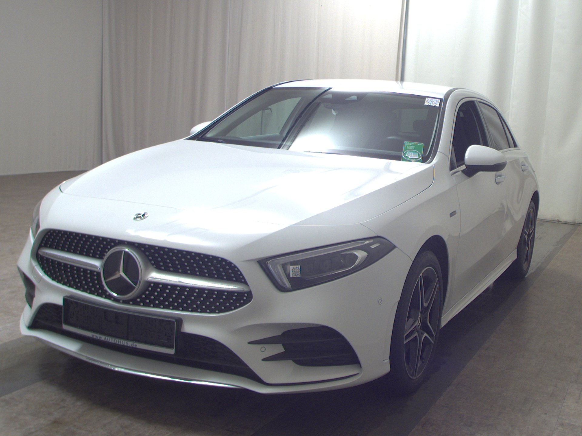 Mercedes-Benz A 250 e AMG-Line Navi MB-LED HuD Shz Distronic+ 2