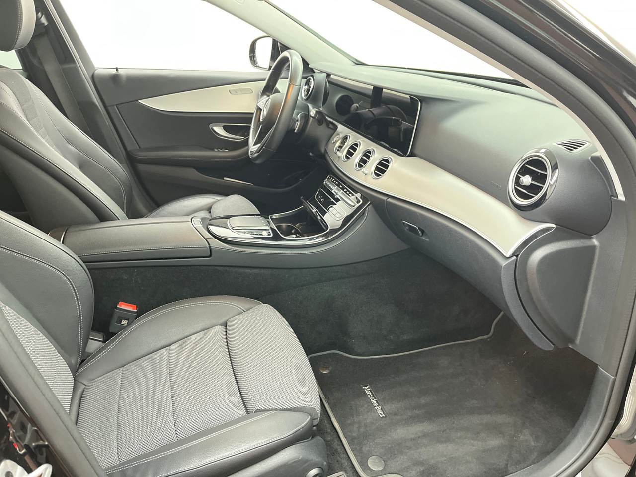 Mercedes-Benz E 220 T d Avantgarde Navi LED Widescrn Pano AHK 7