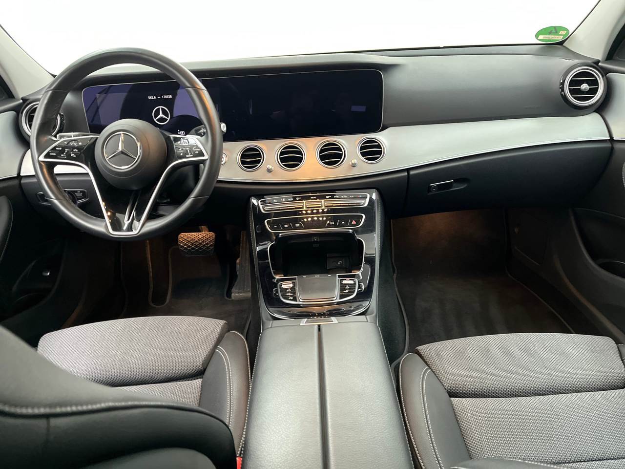 Mercedes-Benz E 220 T d Avantgarde Navi LED Widescrn Pano AHK 5