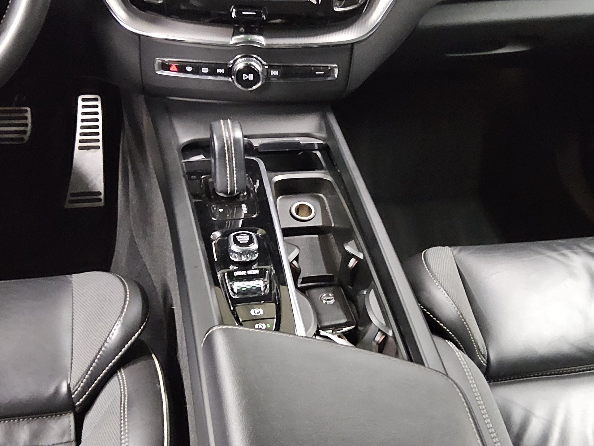 Volvo XC60 B5 AWD R-Design Navi LED+ H-K AHK RFK 6