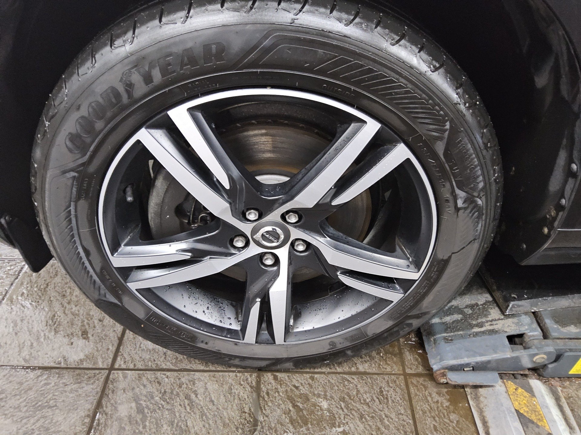 Volvo XC60 B5 AWD R-Design Navi LED+ H-K AHK RFK 11