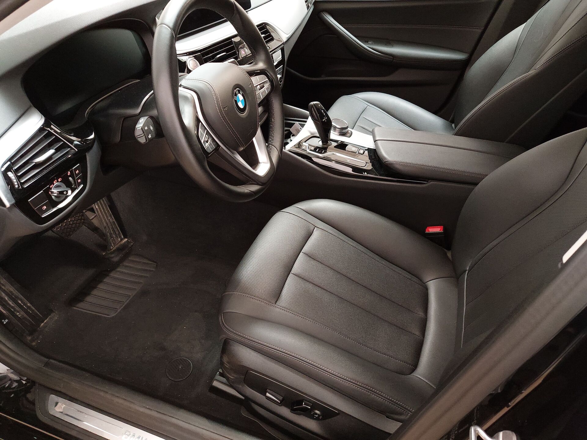 BMW 520d Touring LED AHK RFK ACC 8