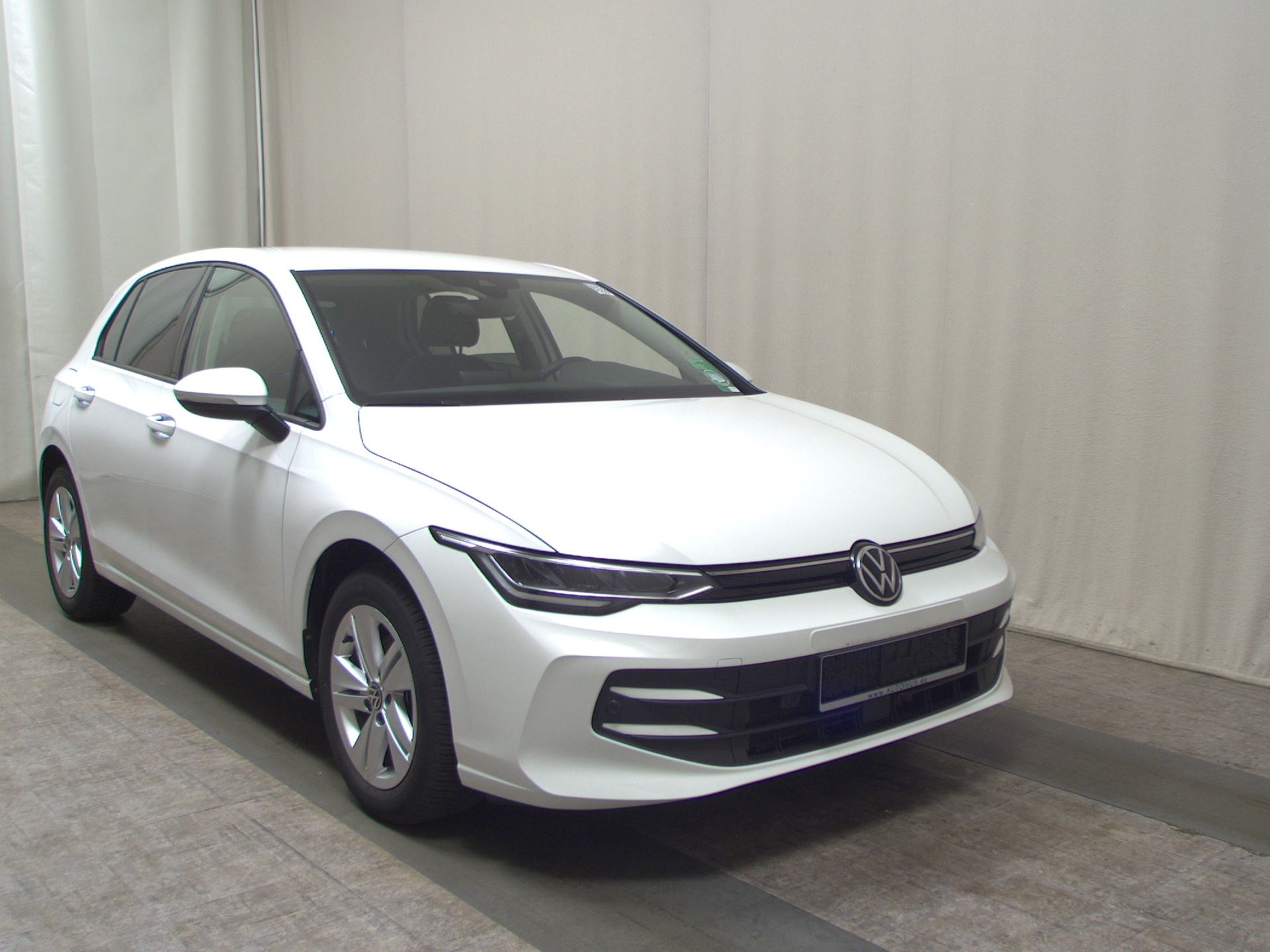 Volkswagen Golf-8 1.5 TSI Life LED DC-Pro ACC PDC Shz 3