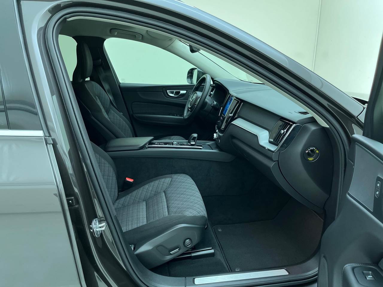 Volvo XC60 B4 D Core Navi LED AHK RFK SHZ 6