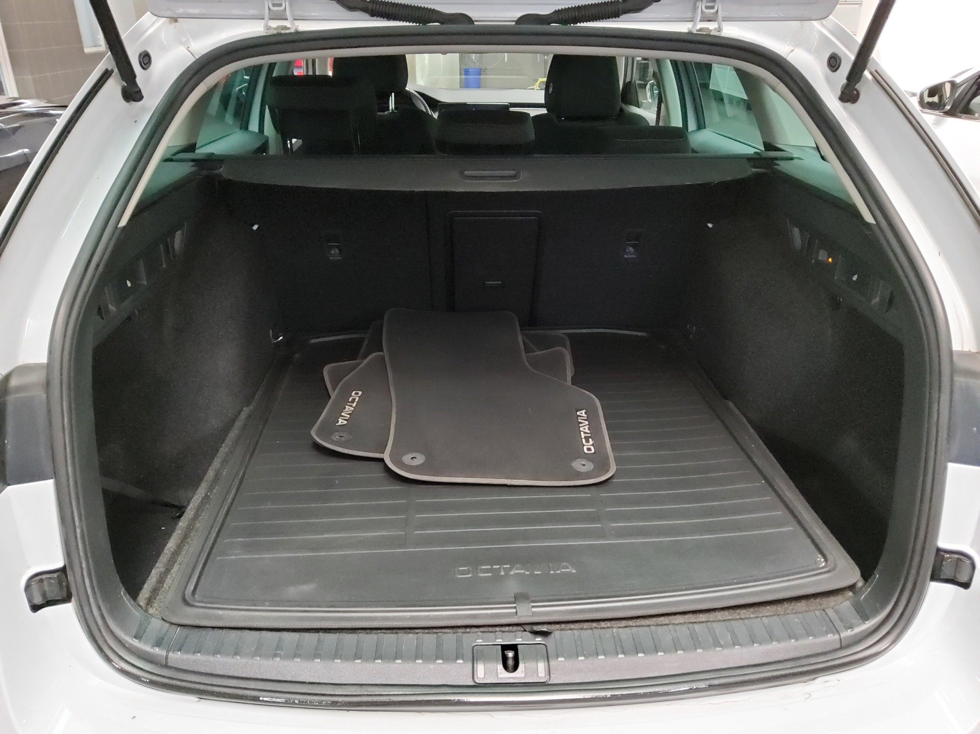 Skoda Octavia Kombi 2.0 TDI Style Navi LED vc RfK HuD 12