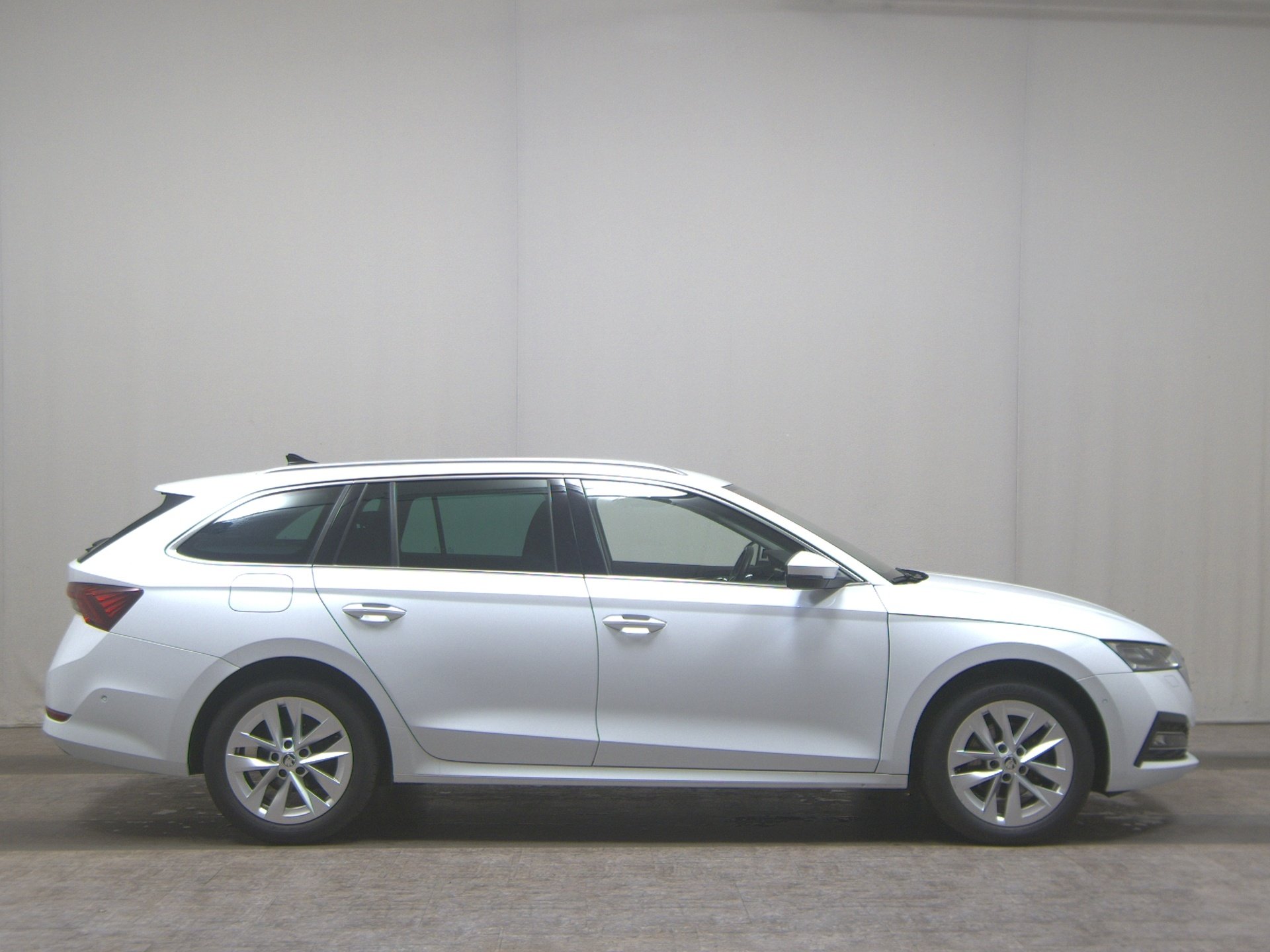 Skoda Octavia Kombi 2.0 TDI Style Navi LED AID 4xShz AHK PARK ASSIST