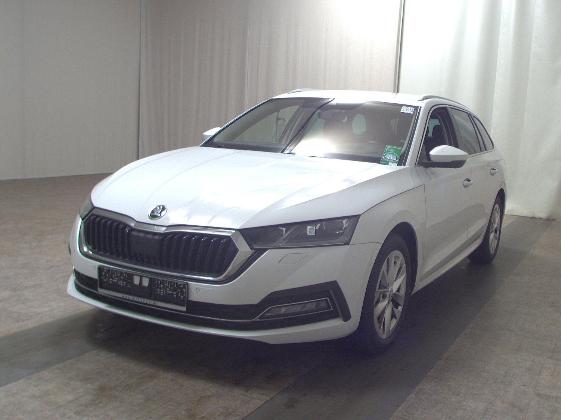 Skoda Octavia Kombi 2.0 TDI Style Navi LED AID 4xShz AHK PARK ASSIST 2