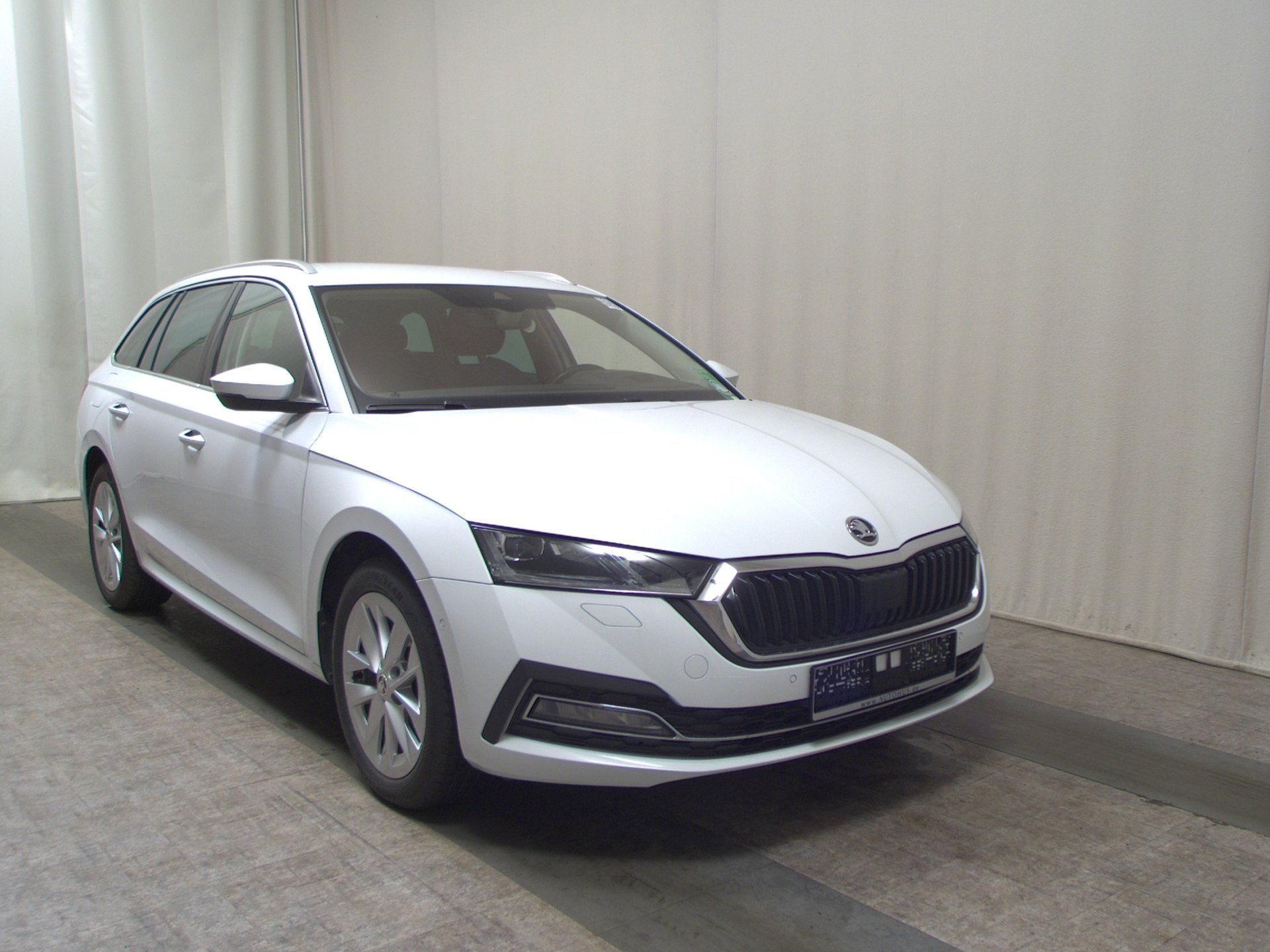Skoda Octavia Kombi 2.0 TDI Style Navi LED AID 4xShz AHK PARK ASSIST 3