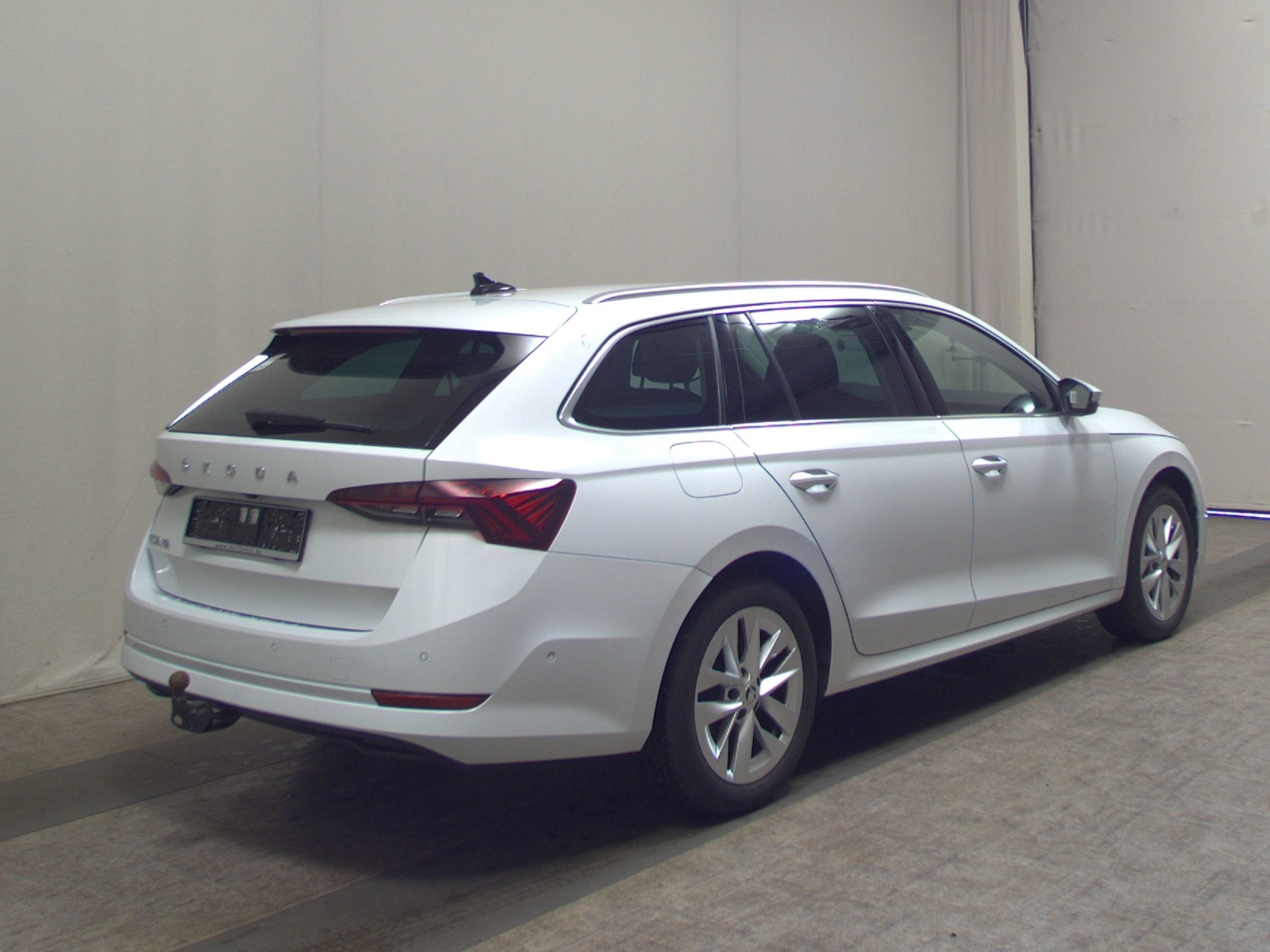 Skoda Octavia Kombi 2.0 TDI Style Navi LED AID 4xShz AHK PARK ASSIST 4