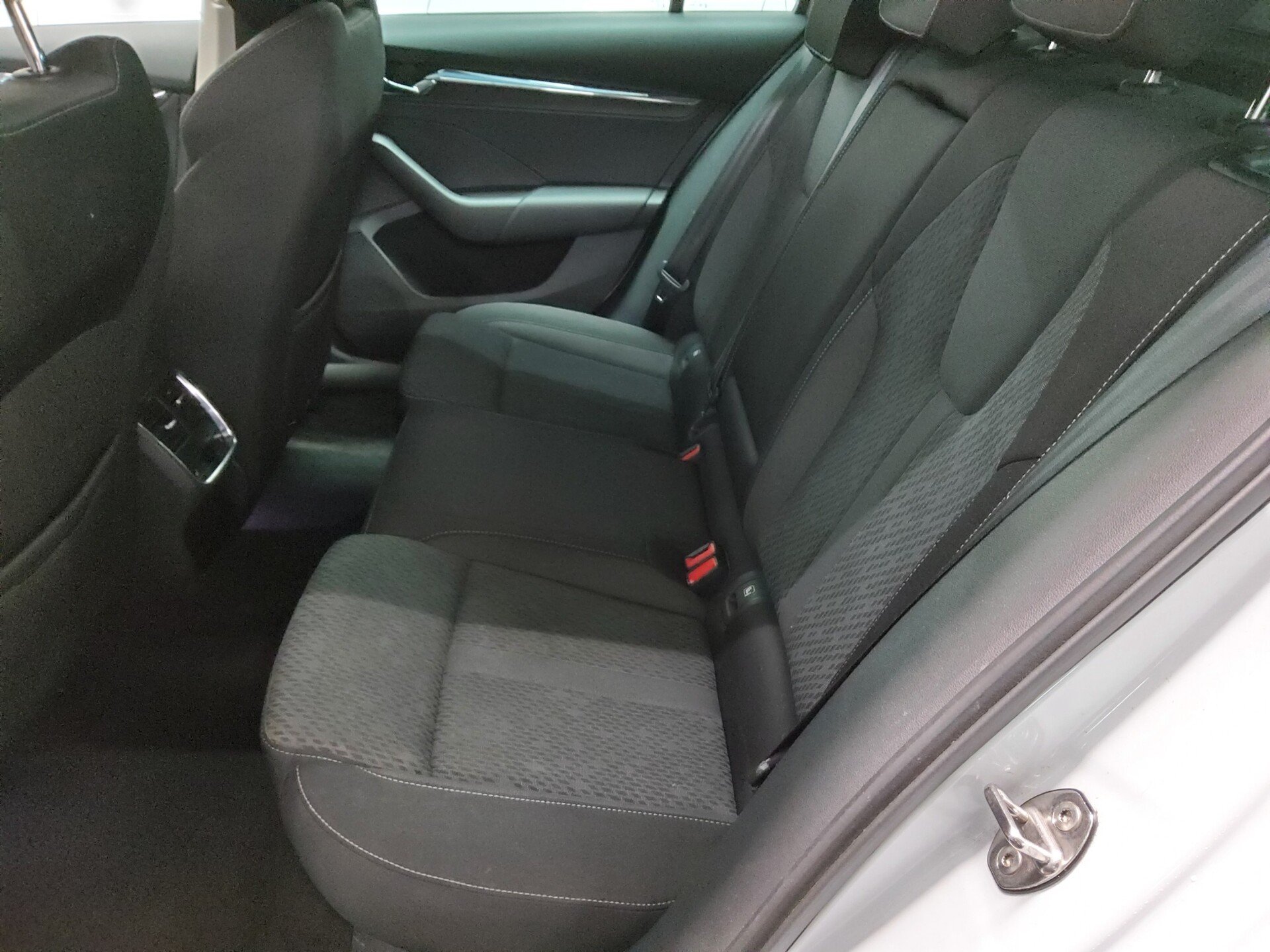 Skoda Octavia Kombi 2.0 TDI Style Navi LED AID 4xShz AHK PARK ASSIST 13