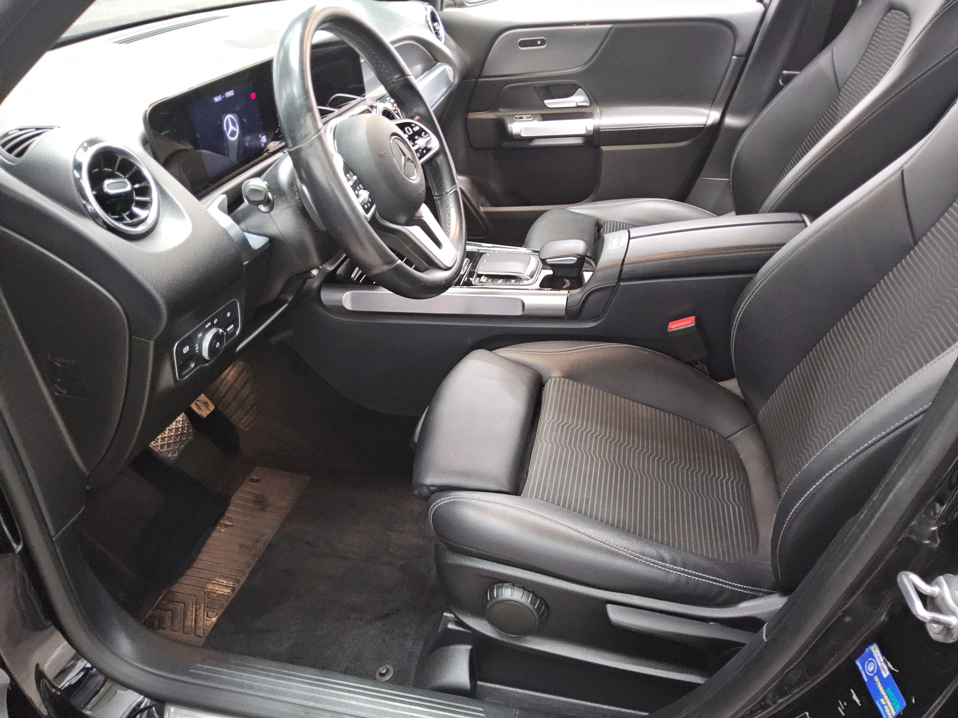 Mercedes-Benz GLB 200 d Progressive T-Leder Navi LED RfK AHK 9