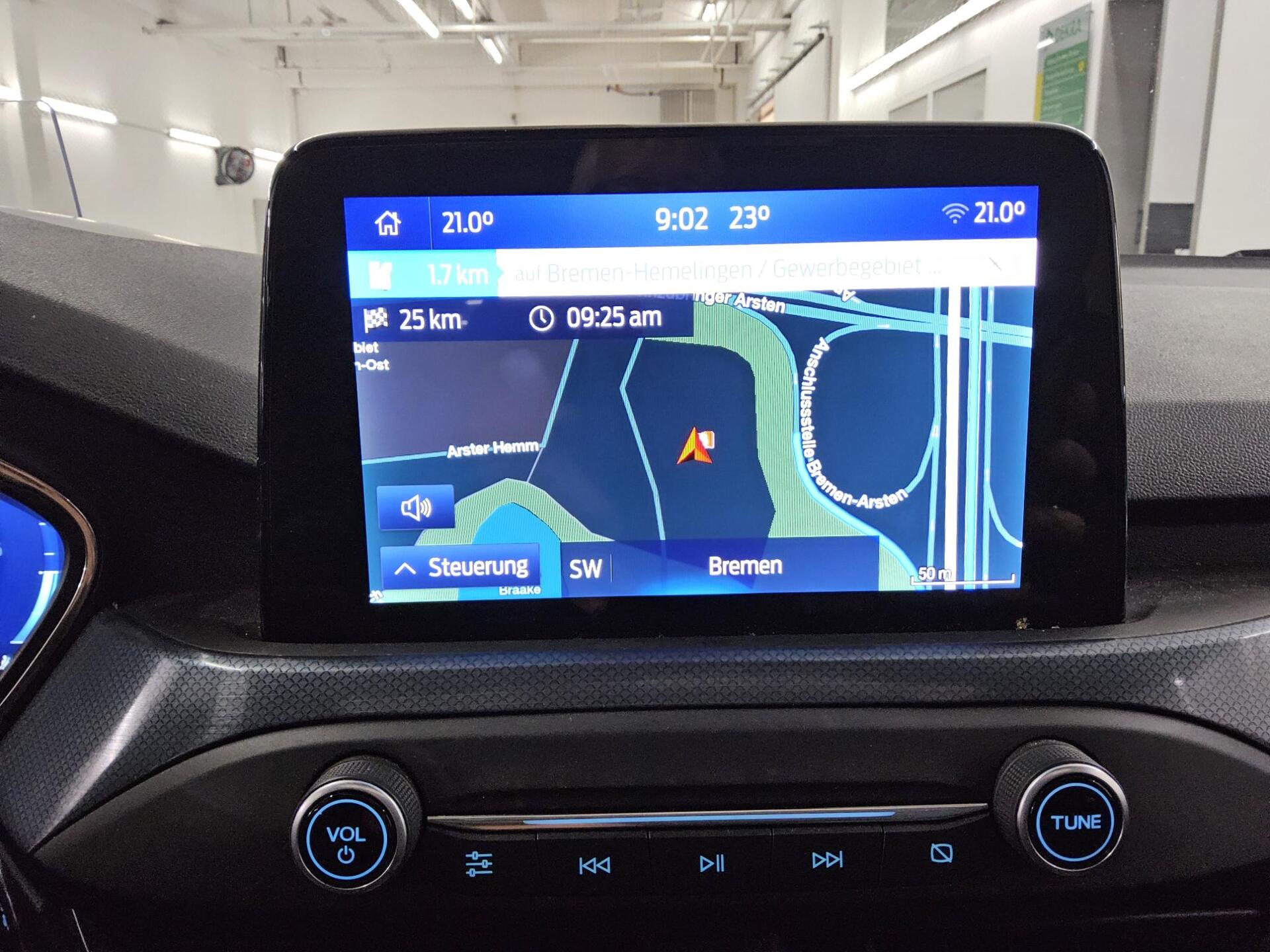 Ford Focus Turnier 1.5 EB Active Navi LED Pano HuD AHK 7