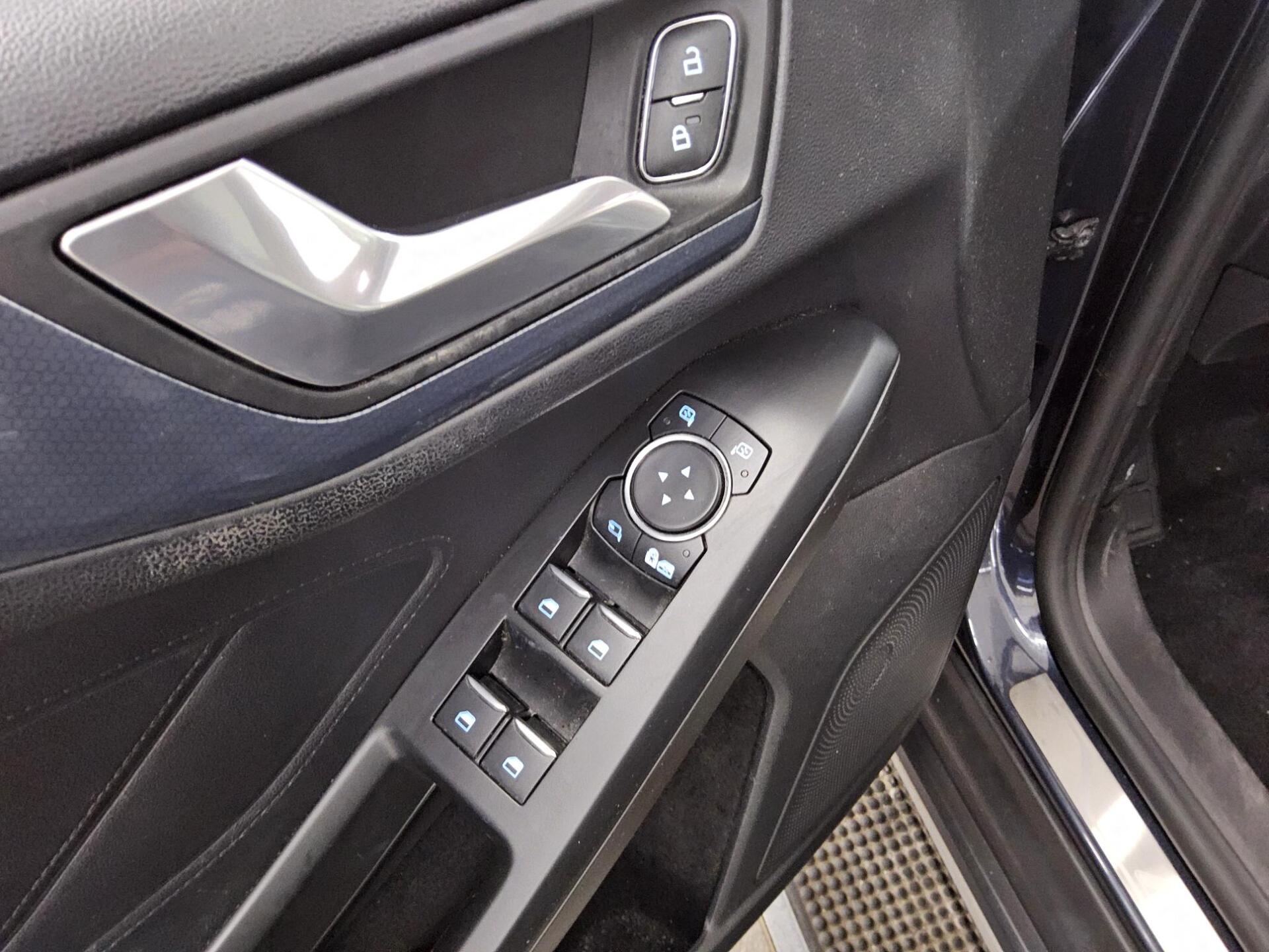 Ford Focus Turnier 1.5 EB Active Navi LED Pano HuD AHK 10