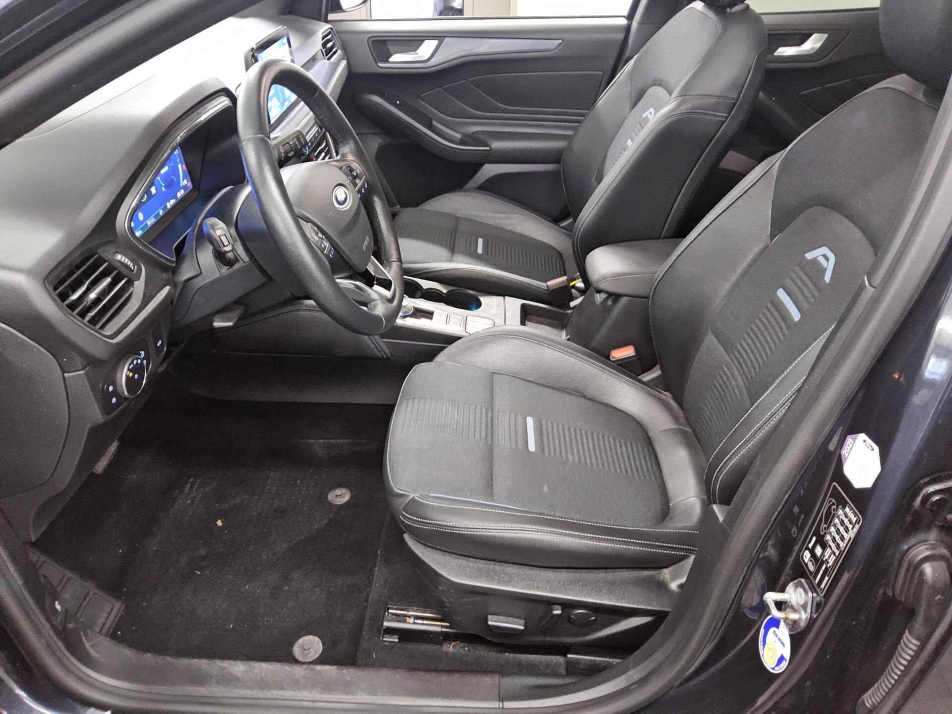 Ford Focus Turnier 1.5 EB Active Navi LED Pano HuD AHK 9