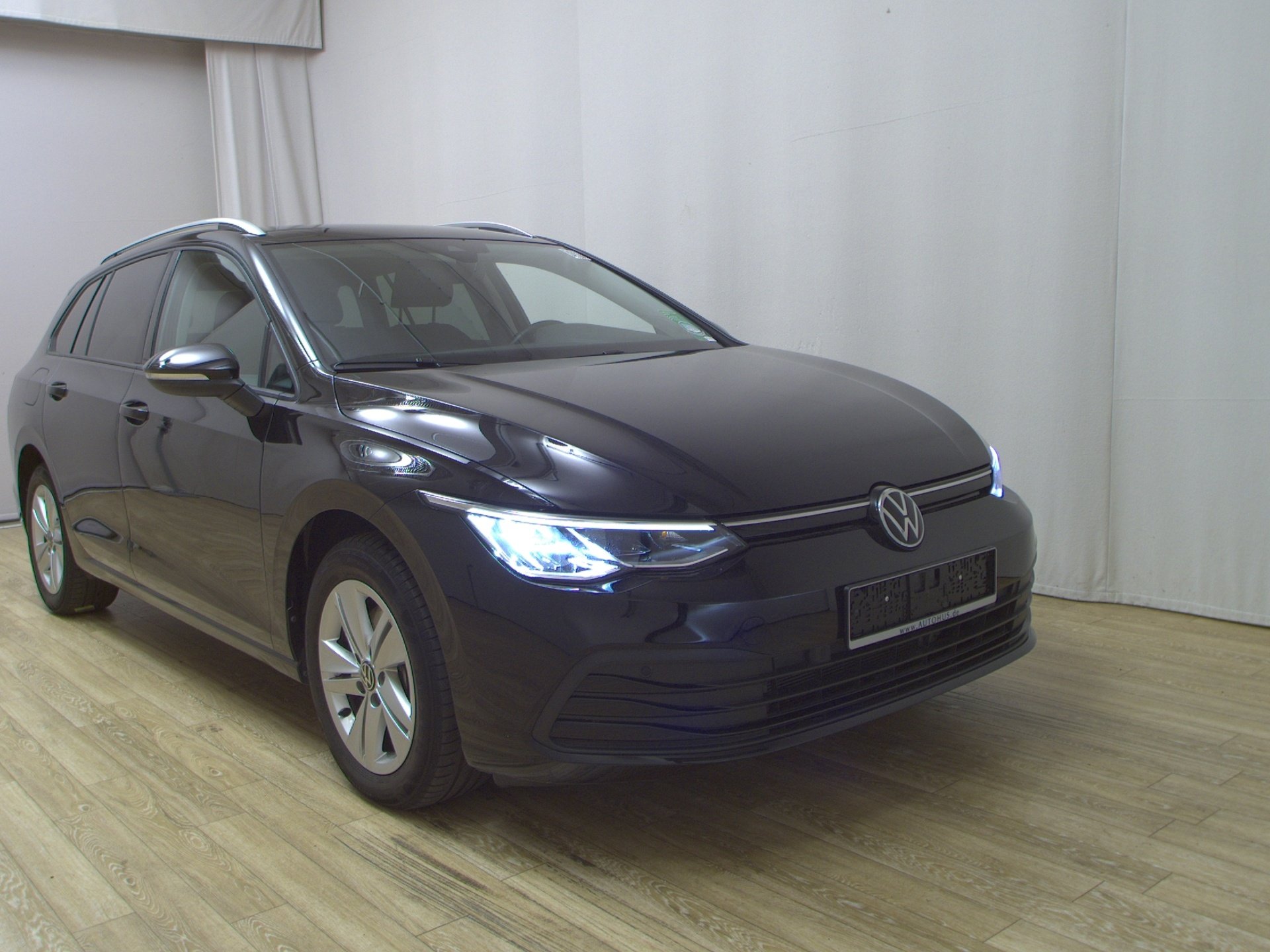 Volkswagen Golf-8 Var. 2.0 TDI Life Navi LED AID ACC RFK 3