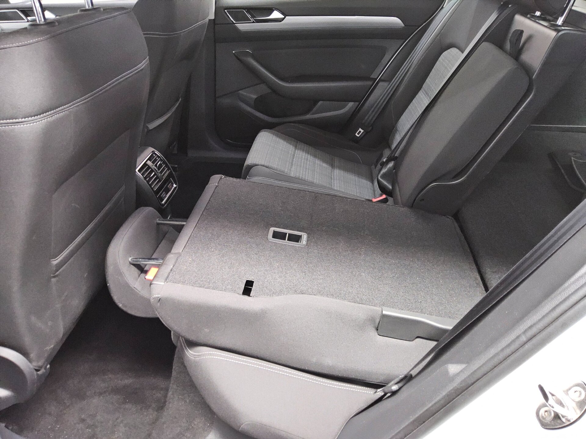 Volkswagen Passat Variant 2.0 TDI Business Navi LED AHK RfK 12