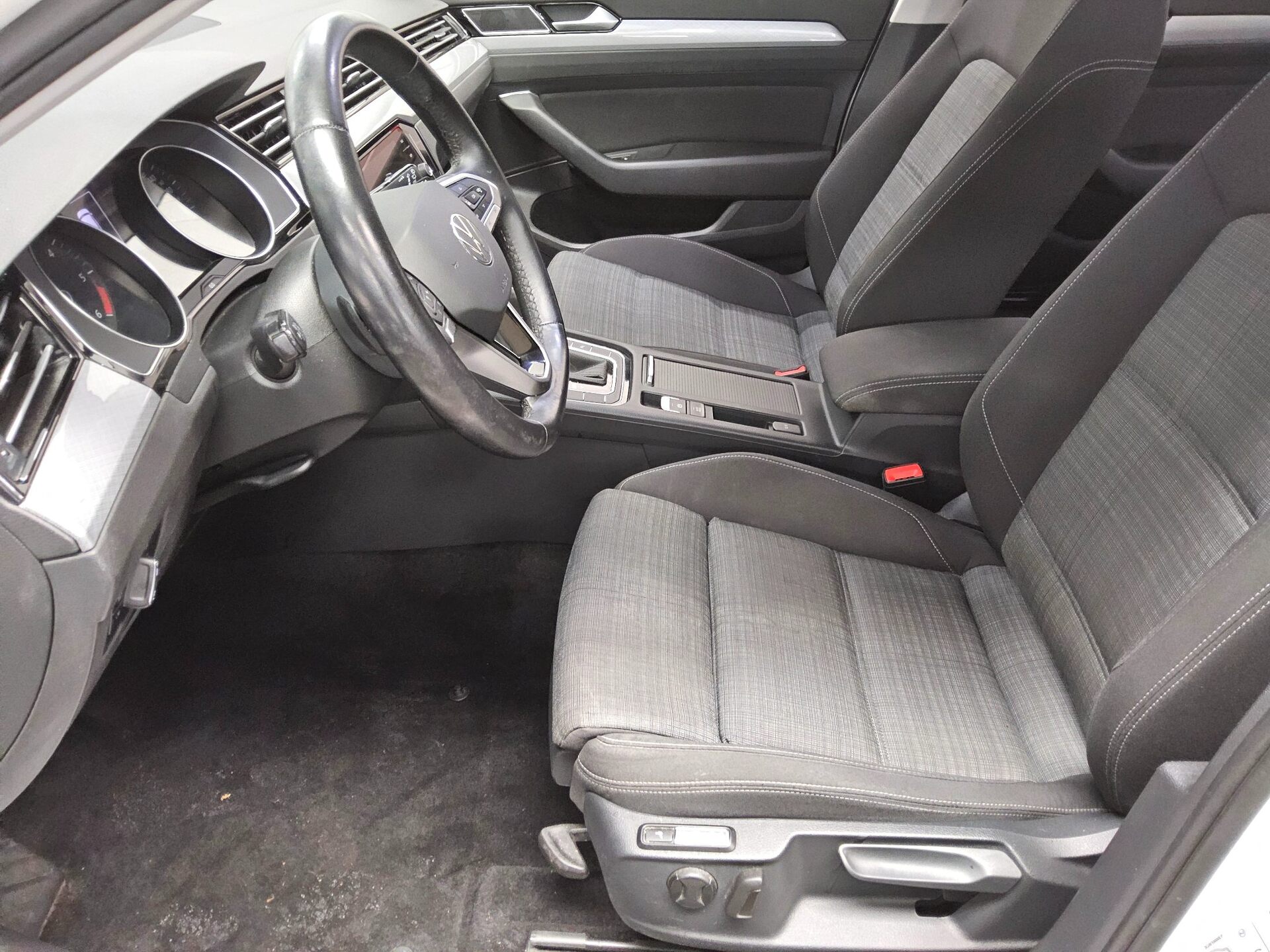 Volkswagen Passat Variant 2.0 TDI Business Navi LED AHK RfK 8