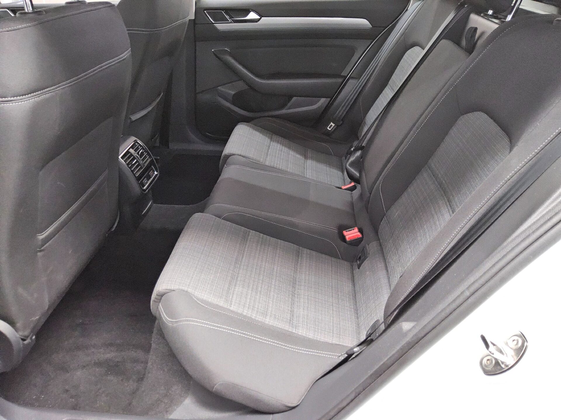 Volkswagen Passat Variant 2.0 TDI Business Navi LED AHK RfK 13