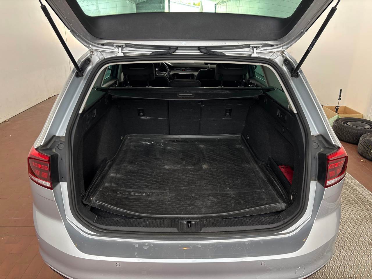 Volkswagen Passat Variant 2.0 TDI Business NAVI LED SHZ RFK 12